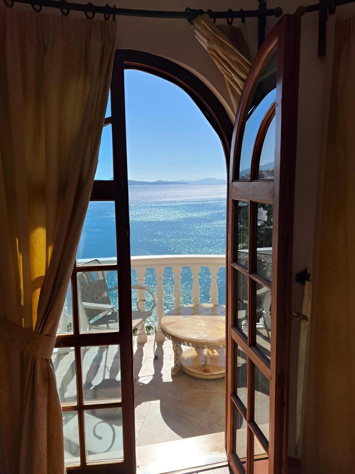 Monte Cristo Hotel With Rooftop Pool Saranda Kültér fotó