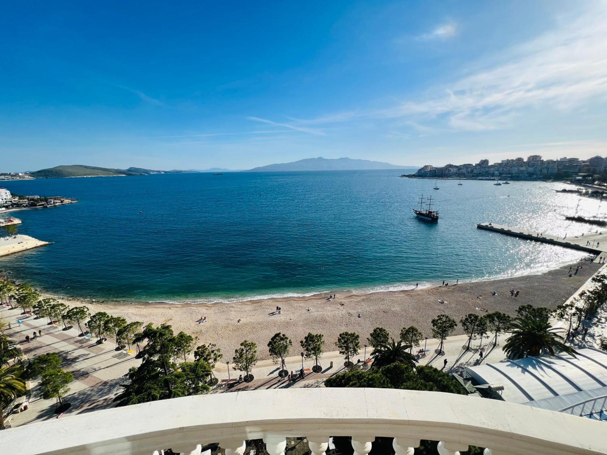 Monte Cristo Hotel With Rooftop Pool Saranda Kültér fotó