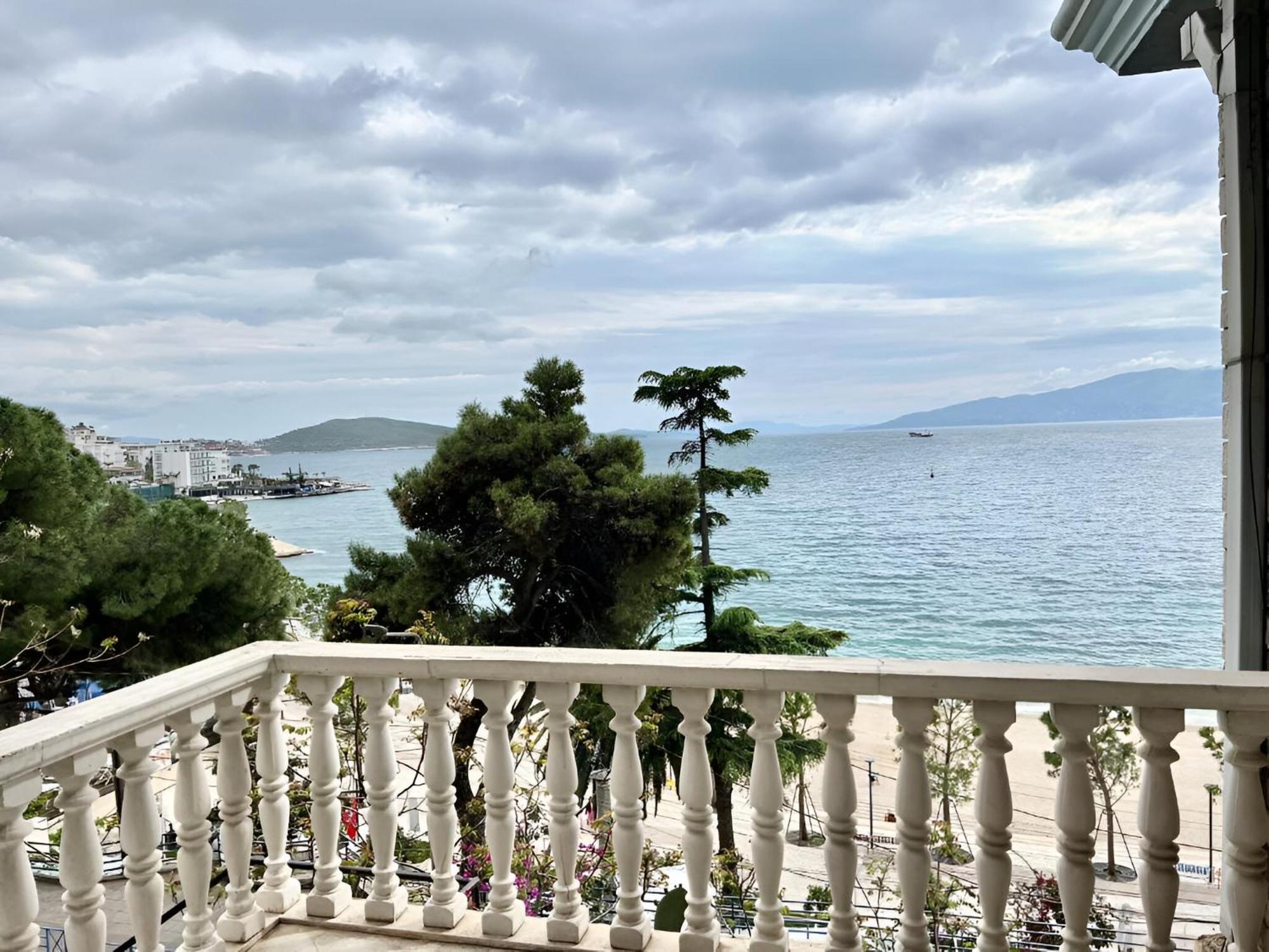 Monte Cristo Hotel With Rooftop Pool Saranda Kültér fotó