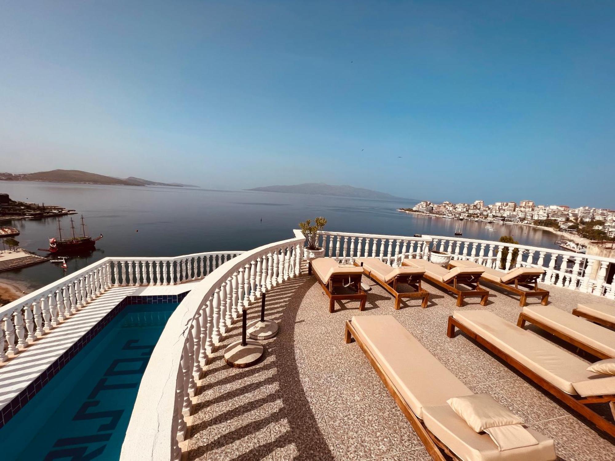 Monte Cristo Hotel With Rooftop Pool Saranda Kültér fotó